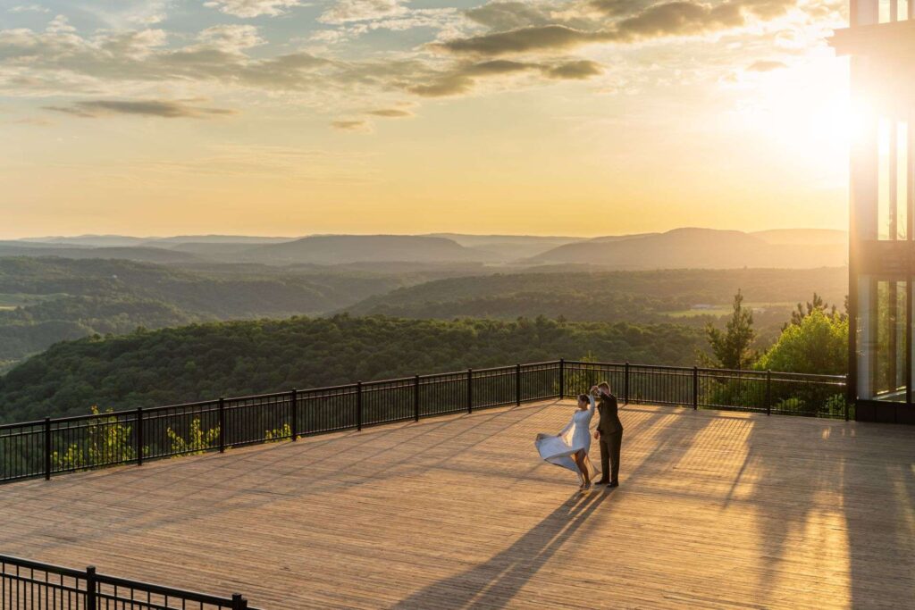 Couple de mariés dansant au coucher du soleil sur une terrasse surplombant les Laurentides — photographe mariage Montréal
