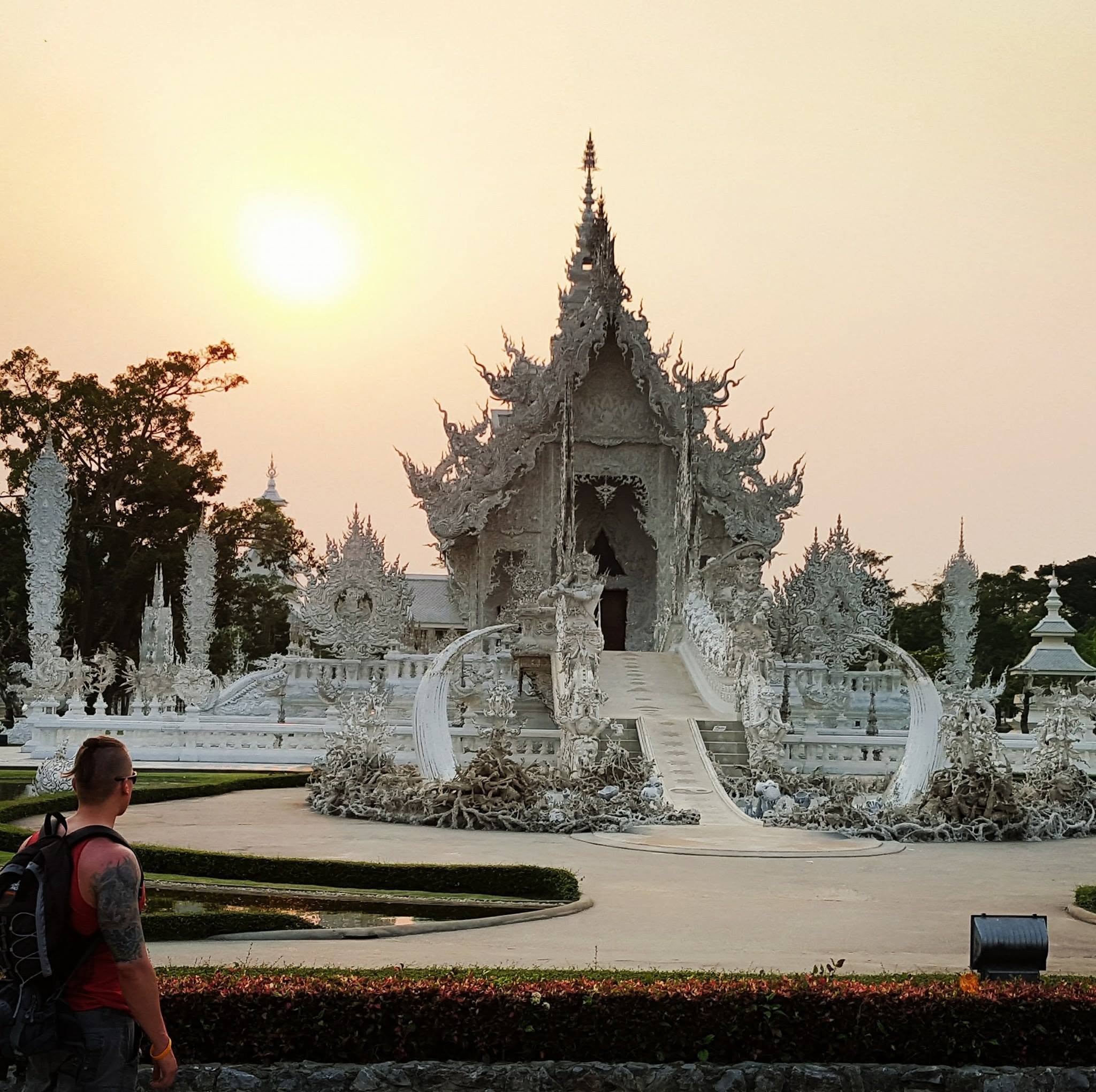 Simon Patrie en voyage en Thaïlande, devant le temple blanc de Chiang Rai — les débuts de sa passion pour la photographie