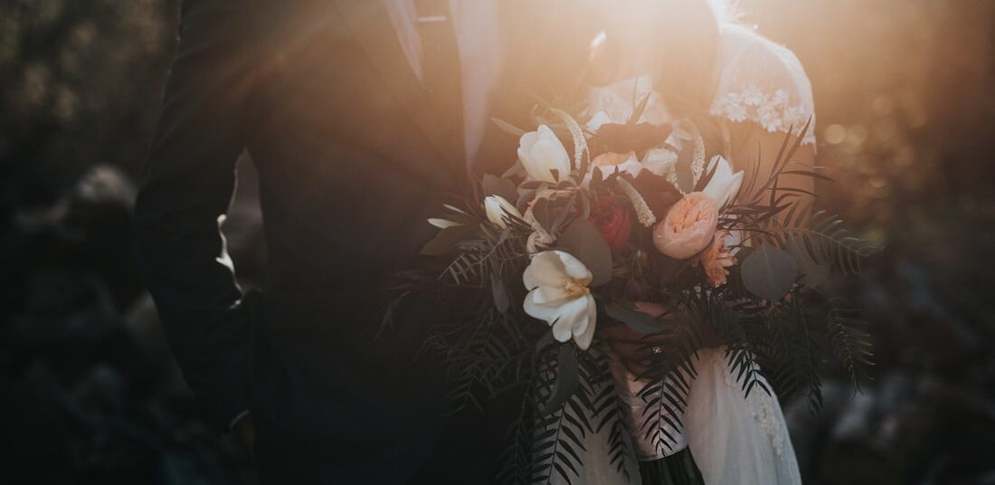 hotographe de mariage à Montréal capturant le bouquet de la mariée au coucher du soleil.