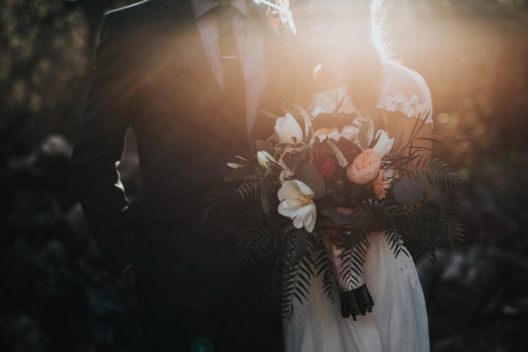 Photographe de mariage à Montréal capturant le bouquet de la mariée au coucher du soleil.
