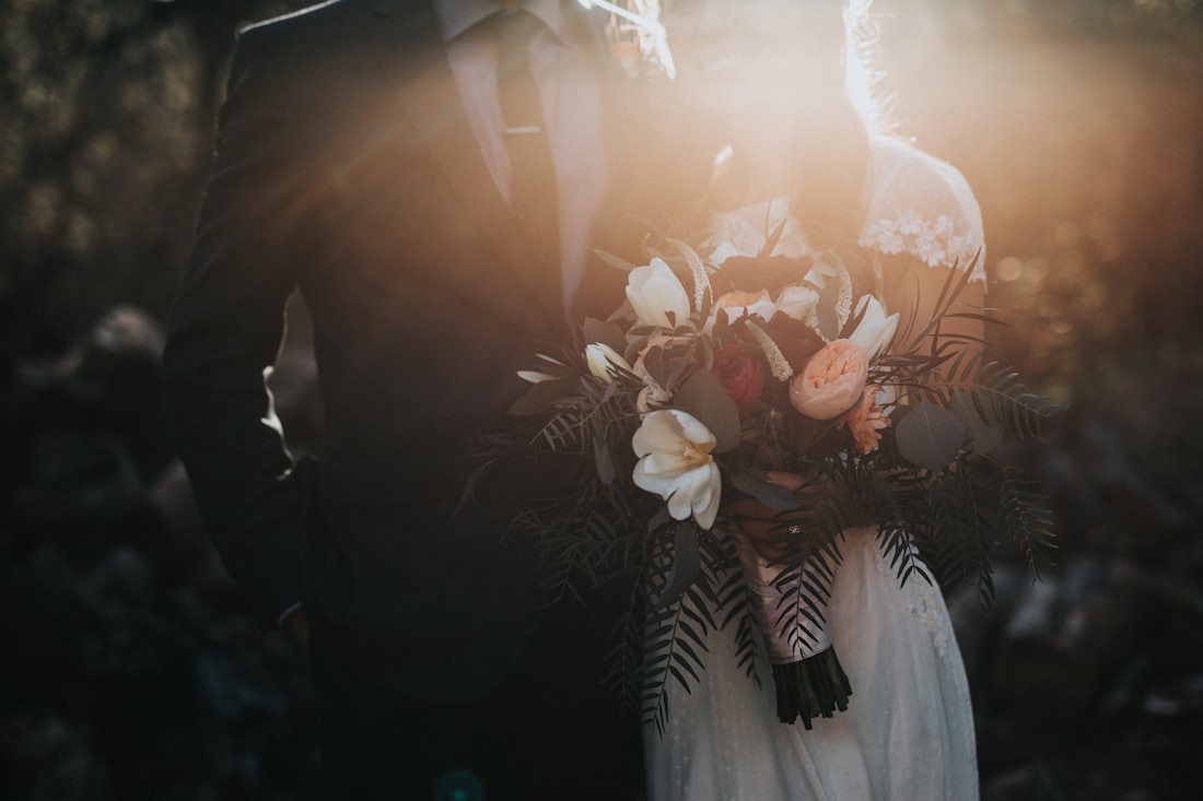 Photographe de mariage à Montréal capturant le bouquet de la mariée au coucher du soleil.